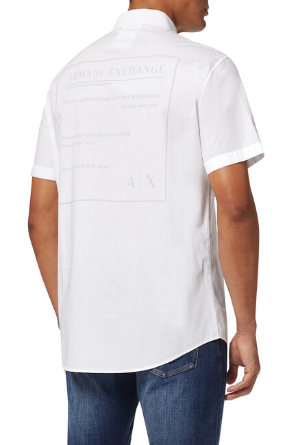 قميص بأكمام قصيرة وطبعة شعار